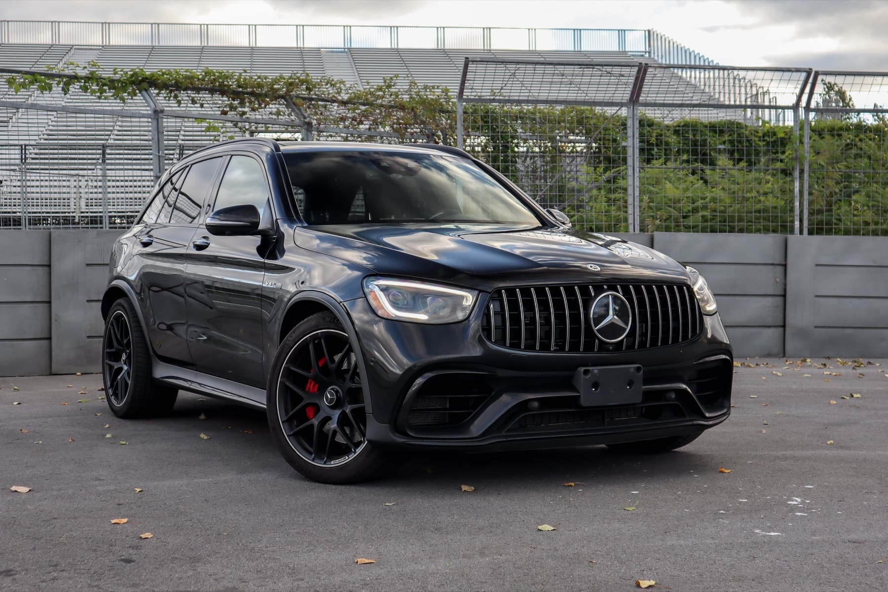 Mercedes Benz GLC noir photographié à l’extérieur